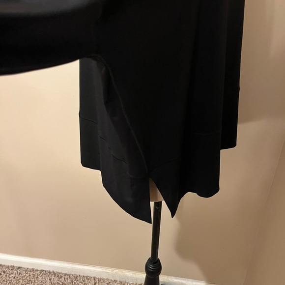 Loggia Black & Print Colorblock poly/Spandex Boxy Crew Top, size Medium - Picture 5 of 9